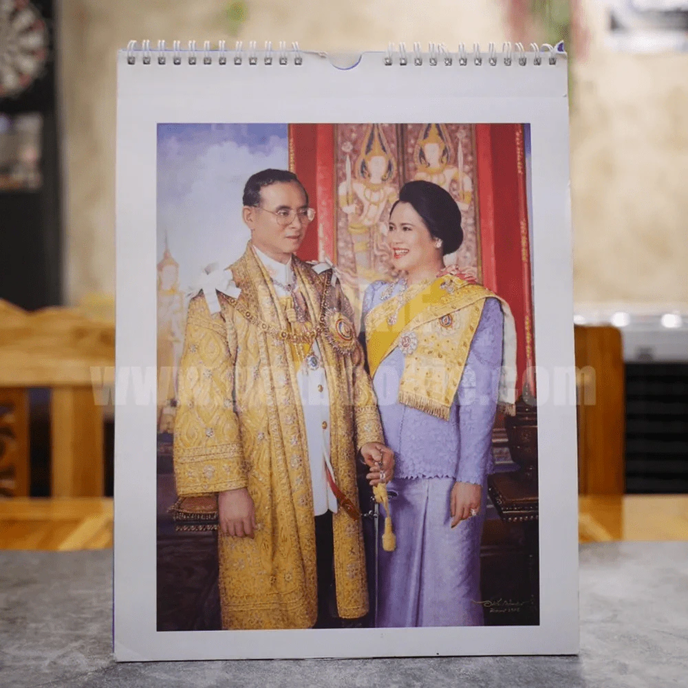 ปฏิทินแขวน พ.ศ. 2559 ในหลวงร.9+ราชินี (ไม่มีปฏิทิน มีเฉพาะภาพ) รูปที่ 1