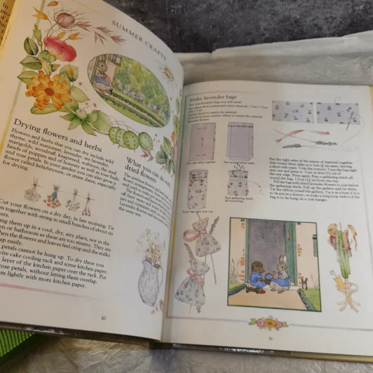 Little Grey Rabbit's Country Book รูปที่ 10