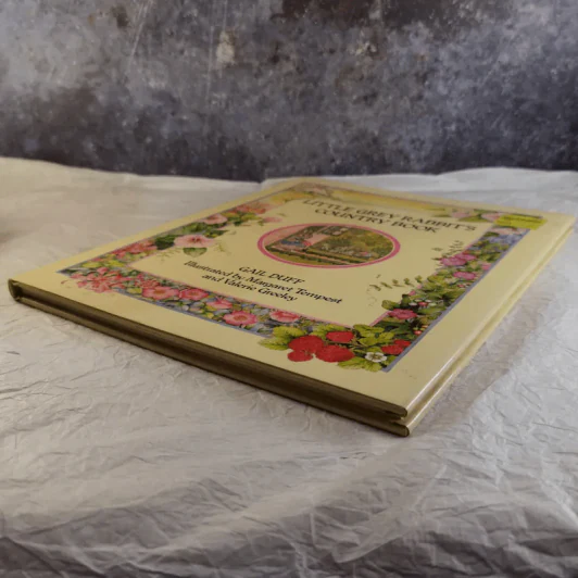 Little Grey Rabbit's Country Book รูปที่ 5