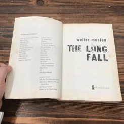 The Long Fall - Walter Mosley รูปที่ 8