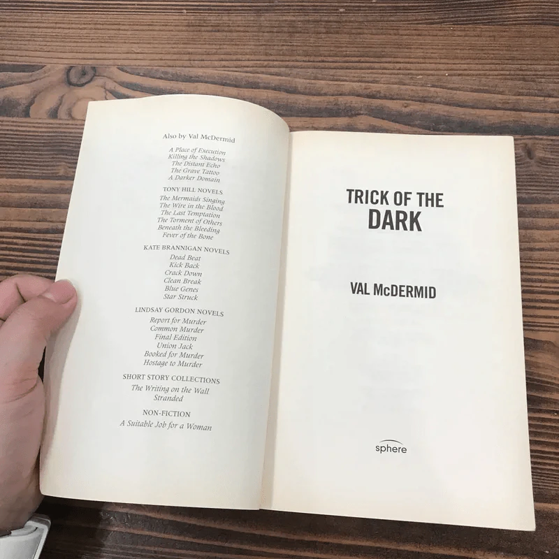 Trick of the Dark - Val McDermid รูปที่ 7