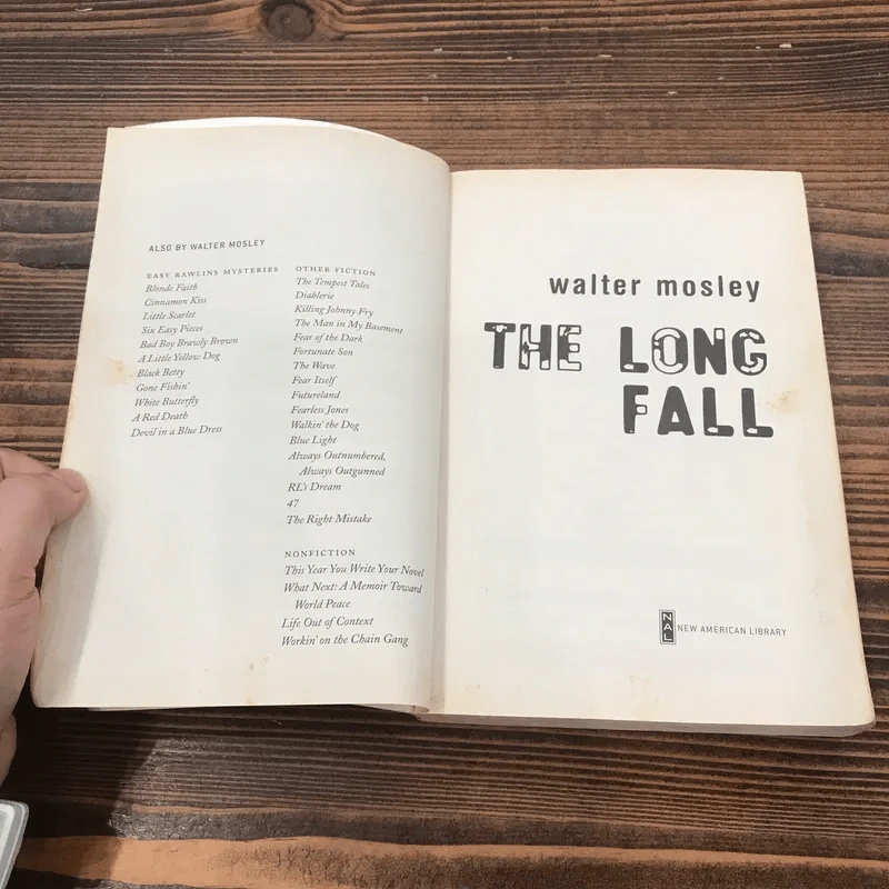 The Long Fall - Walter Mosley รูปที่ 8