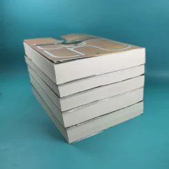 รวมนิยายณารา 5 เล่ม ได้แก่ กลรักลวงใจ, เกมพิฆาตใจ, ปฏิบัติการล่าตามหาหัวใจ, ไฟฝันวันรัก, เพลงรักเพลิงมายา รูปที่ 5