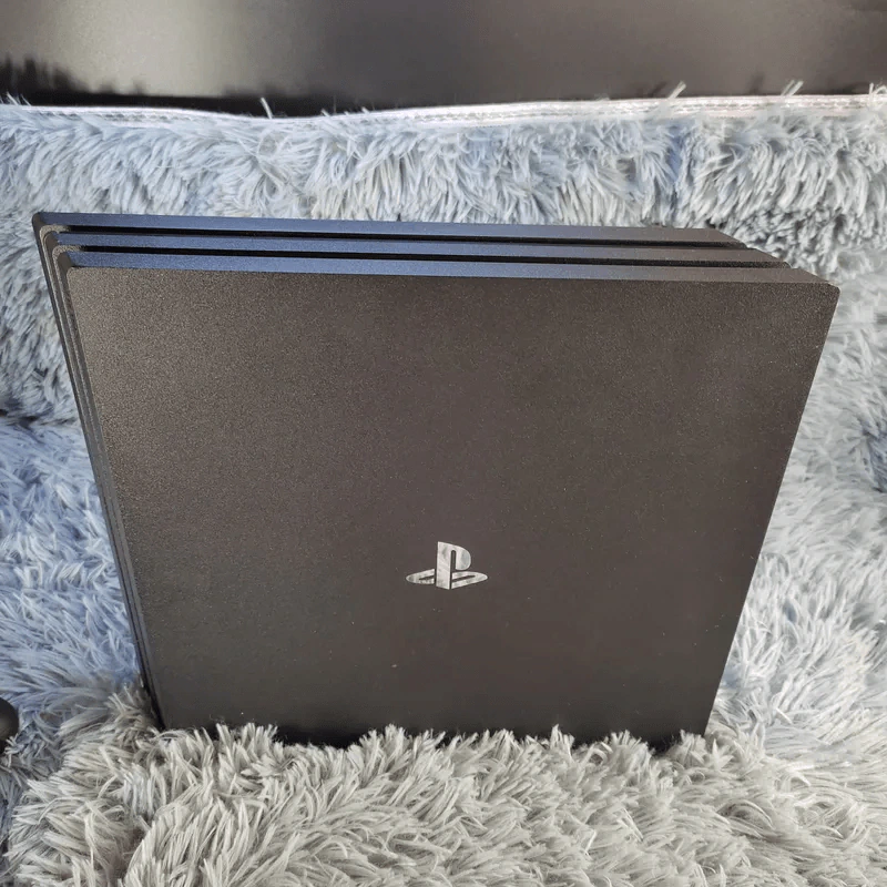 เครื่อง PlayStation Pro4 PS4 Pro มือสอง + 4 จอย (3 จอยไร้สาย, 1 จอยมีสาย) + แท่นชาร์จจอย รูปที่ 3