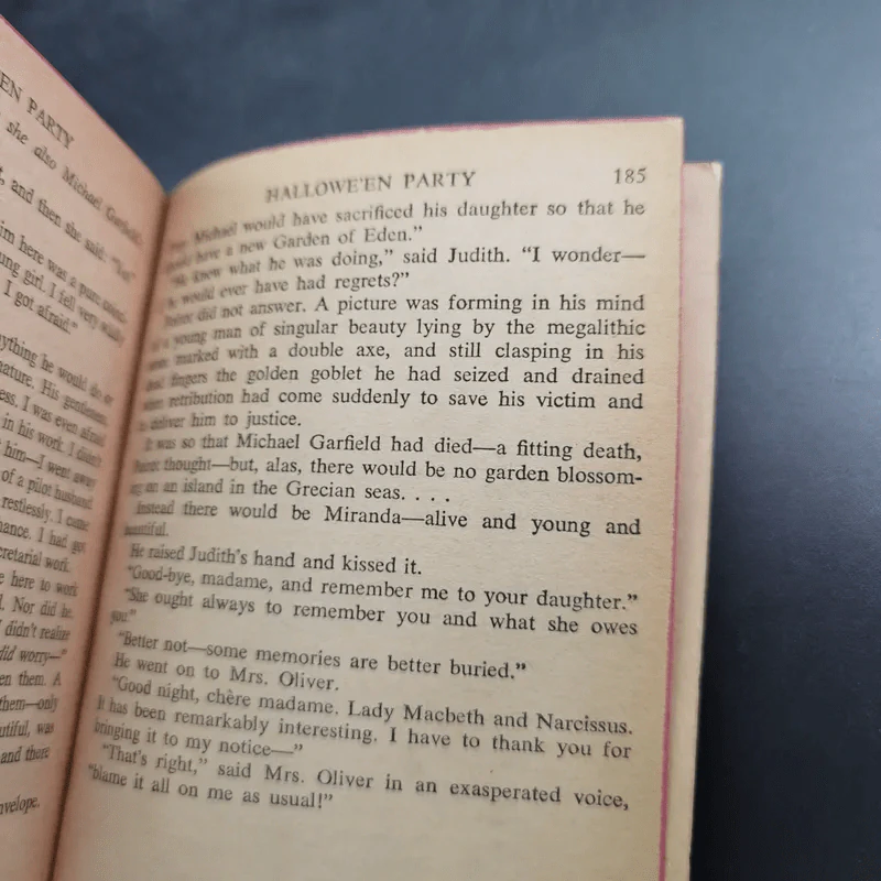 Hallowe'en Party Agatha Christie รูปที่ 11