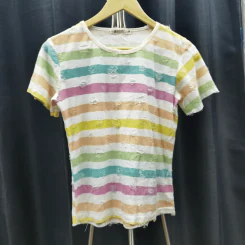 เสื้อยืดแขนสั้น ลายสีรุ้ง แต่งขาดวงกลม อก 36 นิ้ว, ยาว 21 นิ้ว รูปที่ 1