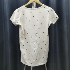 เสื้อยืดแขนสั้น สีขาว ลายจุดดำ การ์ตูนหญิงชายน่ารัก อก 34 นิ้ว, ยาว 24 นิ้ว รูปที่ 2