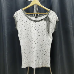เสื้อยืดแขนกุด สีขาว ลายดาวสีดำ คอผูกโบว์ อก 34 นิ้ว, ยาว 24 นิ้ว รูปที่ 1