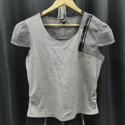 เสื้อแฟชั่น สีเทา ตกแต่งลายตารางดำสลับขาว อก 38 นิ้ว, ยาว 22 นิ้ว รูปที่ 1