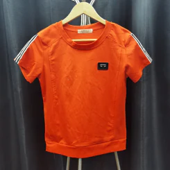 เสื้อกีฬา สีส้ม ตกแต่งแถบลายดำสลับขาว อก 36 นิ้ว, ยาว 21 นิ้ว รูปที่ 1
