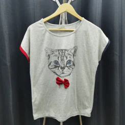 เสื้อยืดแขนสั้น สีเทา ลายแมวผูกโบว์สีแดง อก 42 นิ้ว, ยาว 22 นิ้ว รูปที่ 1