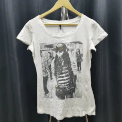เสื้อยืดแขนสั้น สีขาว ลายผู้หญิงยืนเท่ อก 36 นิ้ว, ยาว 24 นิ้ว รูปที่ 1