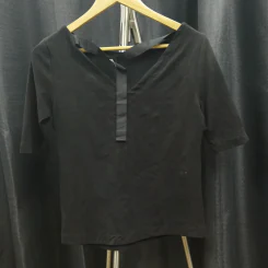 เสื้อยืดแขนสั้น สีดำ ปักลายกุหลาบ อก 36 นิ้ว, เอว 21 นิ้ว รูปที่ 2