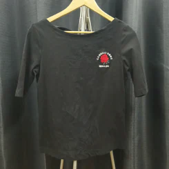 เสื้อยืดแขนสั้น สีดำ ปักลายกุหลาบ อก 36 นิ้ว, เอว 21 นิ้ว รูปที่ 1