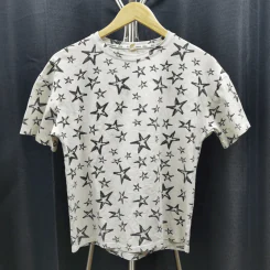 เสื้อยืดแขนสั้น สีขาว ลายดาวกระจายสีดำ อก 42 นิ้ว, ยาว 23 นิ้ว รูปที่ 1