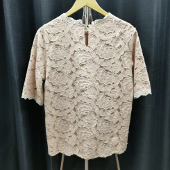 เสื้อแฟชั่น สีครีม ลายลูกไม้ลายดอก อก 40 นิ้ว, ยาว 24 นิ้ว รูปที่ 2