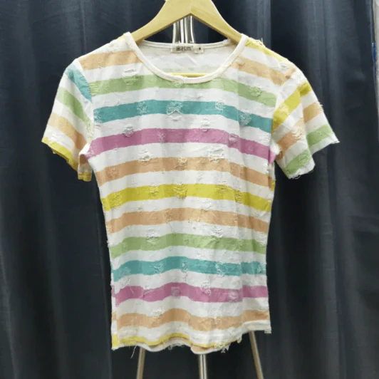 เสื้อยืดแขนสั้น ลายสีรุ้ง แต่งขาดวงกลม อก 36 นิ้ว, ยาว 21 นิ้ว รูปที่ 1