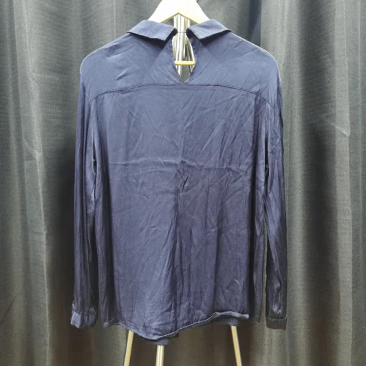 เสื้อเชิ้ตแขนยาว สีน้ำเงินเข้ม ซ่อนกระดุม อก 40 นิ้ว, ยาว 25 นิ้ว รูปที่ 2