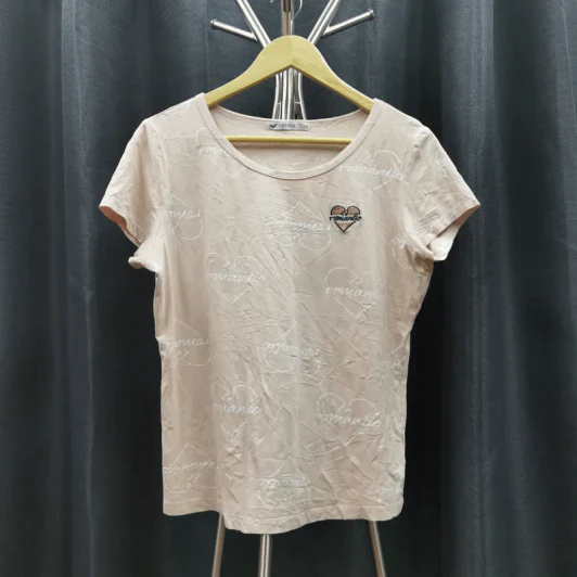 เสื้อยืดแขนสั้น สีน้ำตาลอ่อน ปักรูปหัวใจ อก 38 นิ้ว, ยาว 22 นิ้ว รูปที่ 1