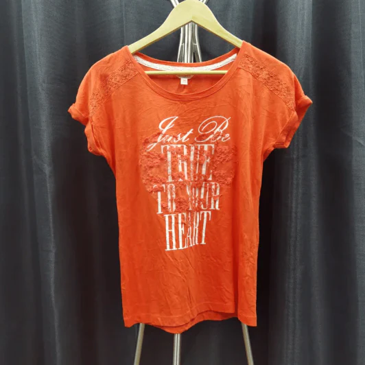 เสื้อยืดแขนสั้น สีส้ม ตกแต่งลายดอกไม้ อก 39 นิ้ว, ยาว 23 นิ้ว รูปที่ 1