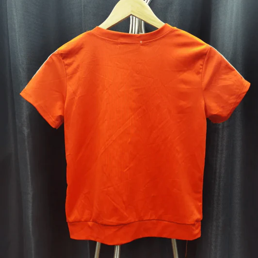 เสื้อกีฬา สีส้ม ตกแต่งแถบลายดำสลับขาว อก 36 นิ้ว, ยาว 21 นิ้ว รูปที่ 2