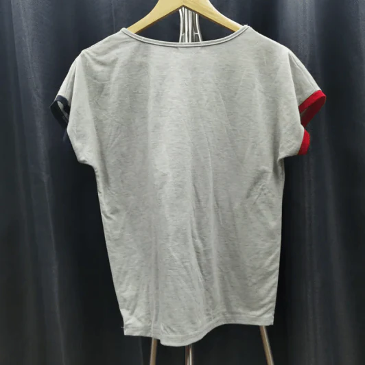 เสื้อยืดแขนสั้น สีเทา ลายแมวผูกโบว์สีแดง อก 42 นิ้ว, ยาว 22 นิ้ว รูปที่ 2