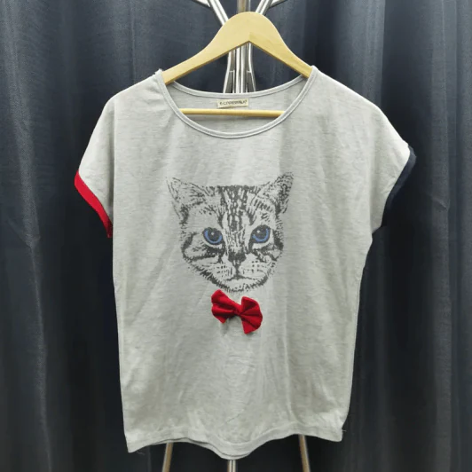 เสื้อยืดแขนสั้น สีเทา ลายแมวผูกโบว์สีแดง อก 42 นิ้ว, ยาว 22 นิ้ว รูปที่ 1