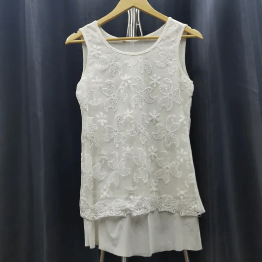 เสื้อแฟชั่นแขนกุด สีขาว ลายดอกไม้ อก 34 นิ้ว, ยาว 28 นิ้ว รูปที่ 1