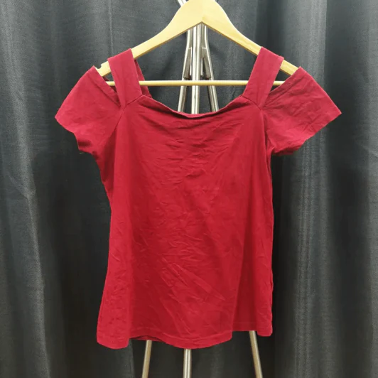 เสื้อยืดแฟชั่น สีแดง อก 32 นิ้ว, ยาว 21 นิ้ว รูปที่ 1