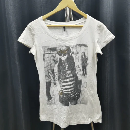 เสื้อยืดแขนสั้น สีขาว ลายผู้หญิงยืนเท่ อก 36 นิ้ว, ยาว 24 นิ้ว รูปที่ 1