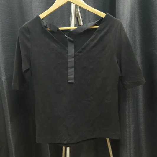 เสื้อยืดแขนสั้น สีดำ ปักลายกุหลาบ อก 36 นิ้ว, เอว 21 นิ้ว รูปที่ 2