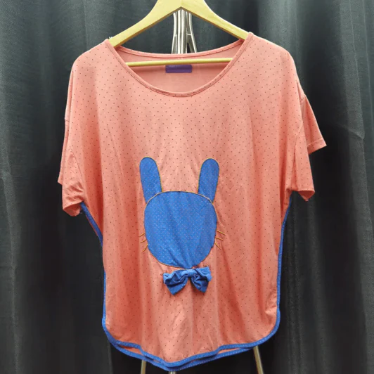 เสื้อยืดแขนสั้น สีส้ม ลายกระต่ายสีน้ำเงิน อก 46 นิ้ว, ยาว 24 นิ้ว รูปที่ 1