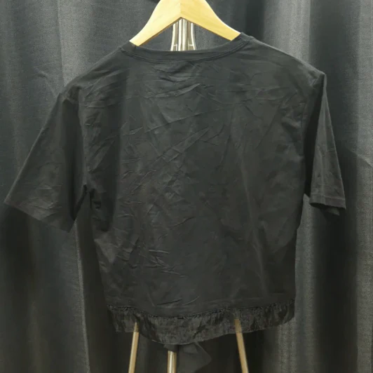 เสื้อครอป สีดำ ลายดอกไม้ อักษร V อก 38 นิ้ว, ยาว 19 นิ้ว รูปที่ 2