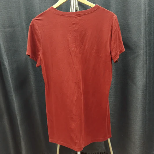 เสื้อยืดแขนสั้น สีแดง ตกแต่งมุก อก 40 นิ้ว, ยาว 27 นิ้ว รูปที่ 2