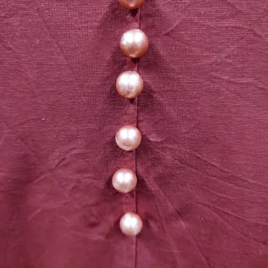 เสื้อยืดแขนสั้น สีแดง ตกแต่งมุก อก 40 นิ้ว, ยาว 27 นิ้ว รูปที่ 3