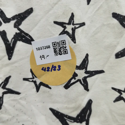 เสื้อยืดแขนสั้น สีขาว ลายดาวกระจายสีดำ อก 42 นิ้ว, ยาว 23 นิ้ว รูปที่ 5
