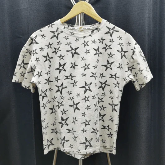 เสื้อยืดแขนสั้น สีขาว ลายดาวกระจายสีดำ อก 42 นิ้ว, ยาว 23 นิ้ว รูปที่ 1