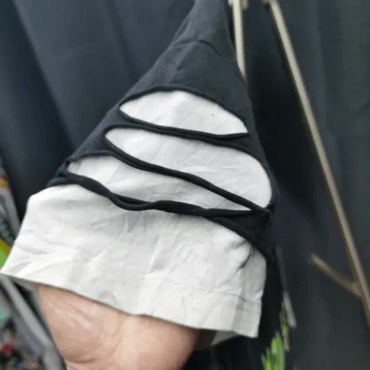 เสื้อยืดแขนสั้น สีดำตก ตกแต่งขาดรุ่ยสีขาว อก 36 นิ้ว, ยาว 23 นิ้ว รูปที่ 3