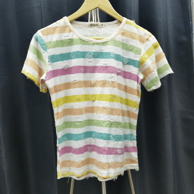เสื้อยืดแขนสั้น ลายสีรุ้ง แต่งขาดวงกลม อก 36 นิ้ว, ยาว 21 นิ้ว รูปที่ 1