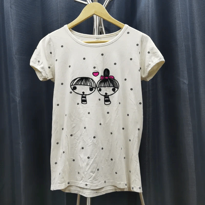 เสื้อยืดแขนสั้น สีขาว ลายจุดดำ การ์ตูนหญิงชายน่ารัก อก 34 นิ้ว, ยาว 24 นิ้ว รูปที่ 1
