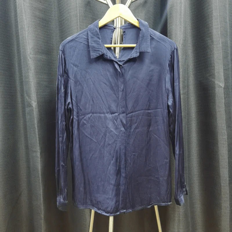 เสื้อเชิ้ตแขนยาว สีน้ำเงินเข้ม ซ่อนกระดุม อก 40 นิ้ว, ยาว 25 นิ้ว รูปที่ 1