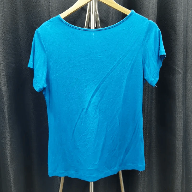 เสื้อยืดแขนสั้น คอวี สีฟ้า อก 36 นิ้ว, ยาว 22 นิ้ว รูปที่ 2