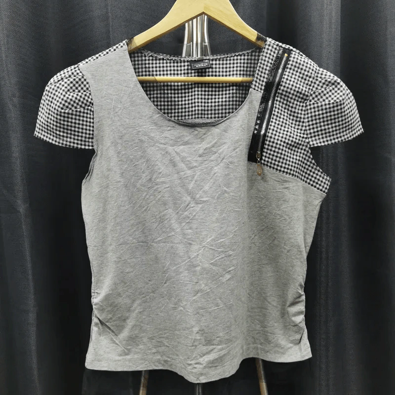 เสื้อแฟชั่น สีเทา ตกแต่งลายตารางดำสลับขาว อก 38 นิ้ว, ยาว 22 นิ้ว รูปที่ 1
