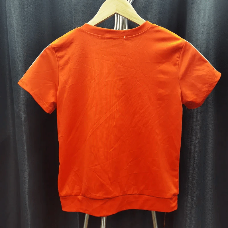 เสื้อกีฬา สีส้ม ตกแต่งแถบลายดำสลับขาว อก 36 นิ้ว, ยาว 21 นิ้ว รูปที่ 2