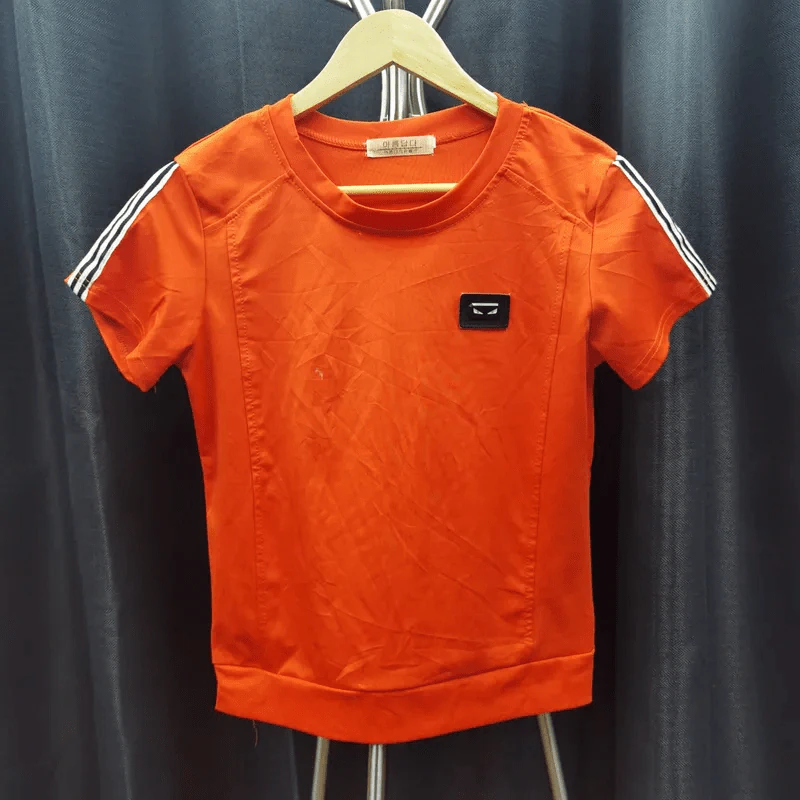 เสื้อกีฬา สีส้ม ตกแต่งแถบลายดำสลับขาว อก 36 นิ้ว, ยาว 21 นิ้ว รูปที่ 1