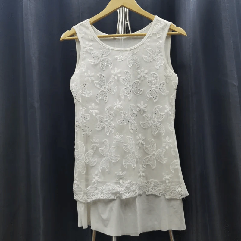 เสื้อแฟชั่นแขนกุด สีขาว ลายดอกไม้ อก 34 นิ้ว, ยาว 28 นิ้ว รูปที่ 1