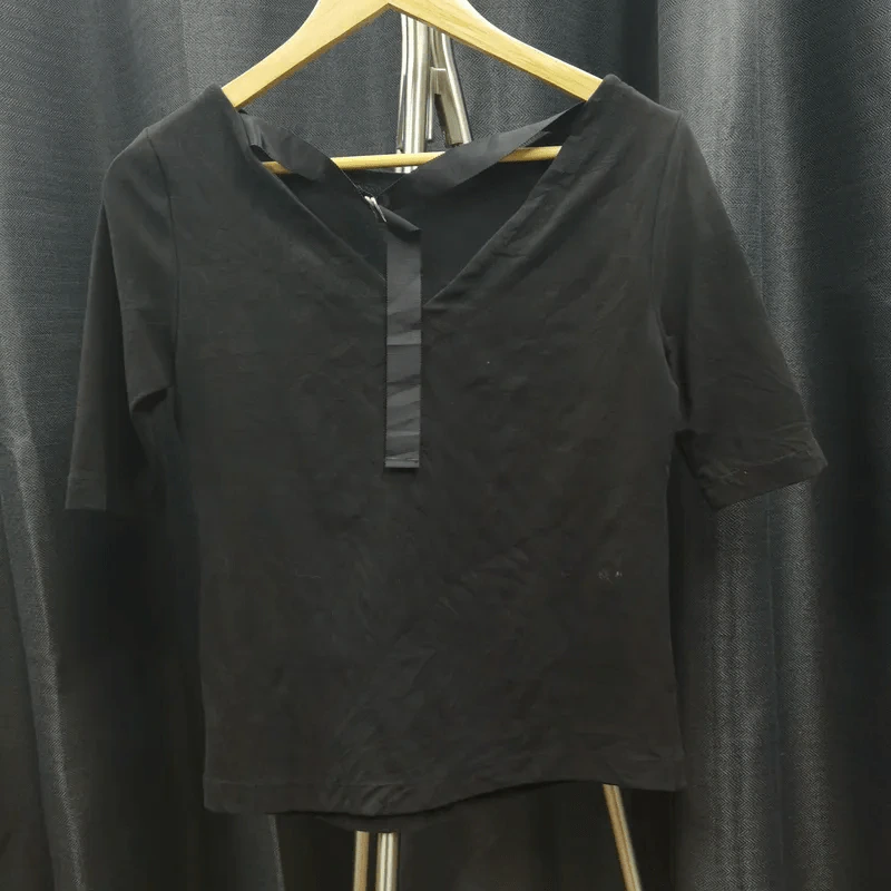 เสื้อยืดแขนสั้น สีดำ ปักลายกุหลาบ อก 36 นิ้ว, เอว 21 นิ้ว รูปที่ 2