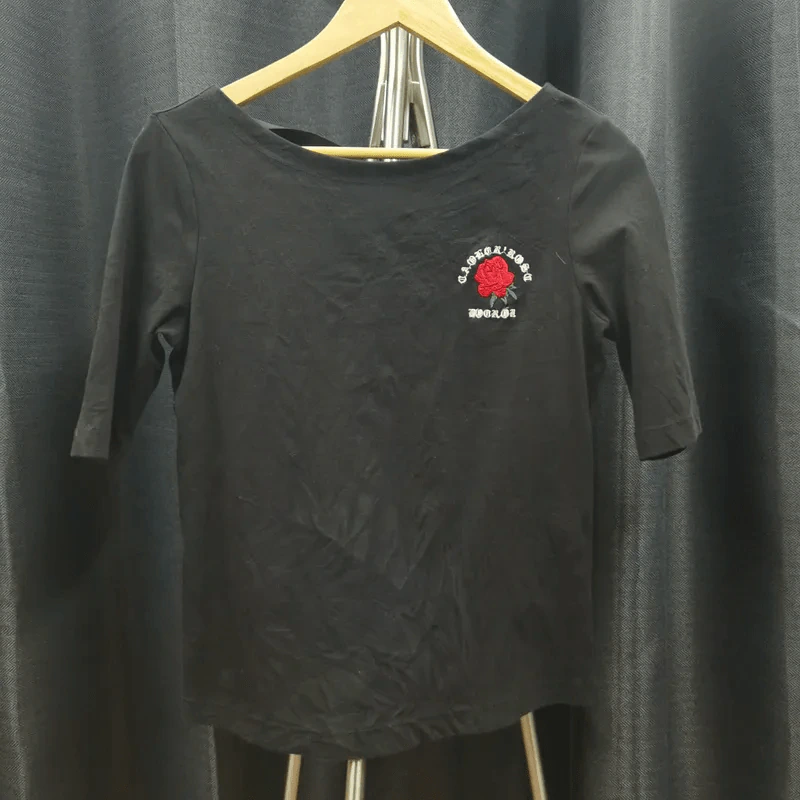 เสื้อยืดแขนสั้น สีดำ ปักลายกุหลาบ อก 36 นิ้ว, เอว 21 นิ้ว รูปที่ 1