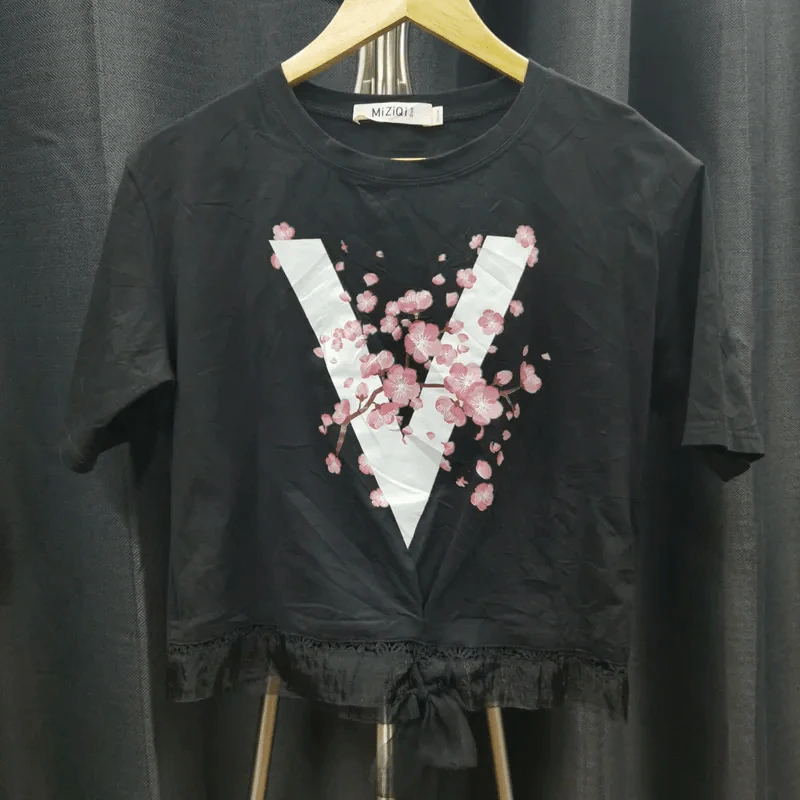 เสื้อครอป สีดำ ลายดอกไม้ อักษร V อก 38 นิ้ว, ยาว 19 นิ้ว รูปที่ 1
