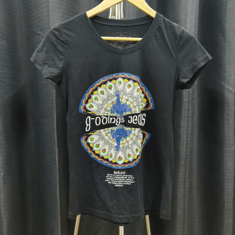 เสื้อยืดแขนสั้น สีดำ ลายนกยูง อก 34 นิ้ว, ยาว 23 นิ้ว รูปที่ 1